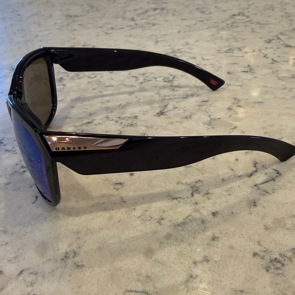 Blue Mirrored Lens Oakley Sunglasses with Black Frame - Picture 2 of 8